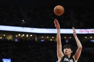 媒体人：杨瀚森小心移动掩护 这种球在FIBA里肯定死吹中国队犯规