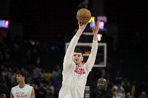 斯普利特：克林根抢前场板能力很强 他在训练中三分投得很好