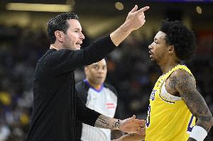 没谱！小尼克-史密斯19分钟5中1拿到2分出现2失误 正负值-13