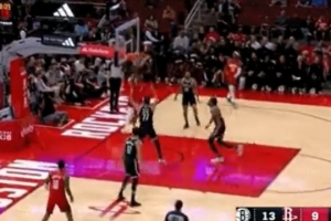 秀起来！阿门连续变向晃开防守 突入禁区双手重扣