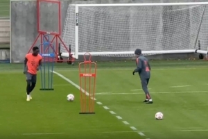 伤员回归！德天空：阿方索-戴维斯已重返球场进行有球训练