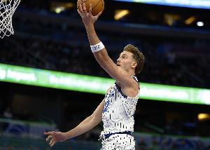 上半场猛！小瓦格纳16投8中&三分6中3得到21分5板3助 上半场18分