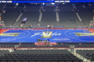 76人队NBA杯主场地板颜值如何？球员们已经在NBA杯的球场练上了！