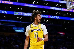 我眉也未尝不弄！海斯自信出手三分命中 六分钟4中4砍下9分！