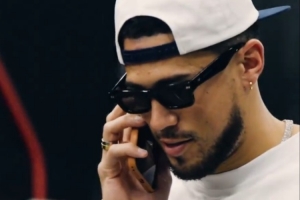 主场迎战马刺！布克戴着墨镜出场大哥范十足 邓恩黑色小皮鞋亮眼