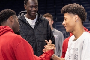 此前客场打雷霆！俄克拉荷马大学队友纷纷到场支持前队友费尔斯